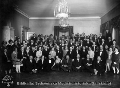 Fackföreningsmöte (mentalvårdare?) i Uppsala
Påskrift: "Personal facklig verksamhet avd. 1 Uppsala". Rimligen möte med SSF i Uppsala, för bilden låg tillsammans med många andra fackföreningsbilder från St Lars i Lund. 
Sittande på golvet, i främsta ledet nr 5 och 6 från vänster, troligen Viktor Svensson och Hans Truedsson från Lund, styrelsemedlemmar i fackförbundet SSF = Statens Sjukhuspersonals Förbund. Originalfoto, Ateljé Hagberg, Uppsala. Monterat
Nyckelord: Kapsel 19;St Lars;Personal;Fackförbund;Skötare;Mentalskötare;Lund;Mentalvårdare;Vårdare
