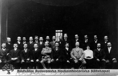 Kongress i Stockholm 1911
Vykort till Sjukvårdare Herr W. Svensson Lund, Hospitalet. Text: "Stockholm 13-7-11. Härmed sänder jag dig ett litet minne från 1911 års kongress. Antagligen känner du en del av dem. enär de varit med 1908. Mera när jag kommer hem. Vännen Hans". Vykort, originalfoto. Ej monterat
Nyckelord: Kapsel 19;Lund;Kongress;Vykort;Personal;Sjukvårdare;Mentalvårdare;Psykiatri