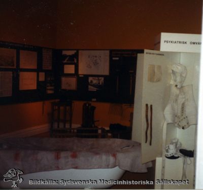 Utställning på medicinhistoriska museet i Lund om psykiatri och psykologi
Påskrift: "S:t Lars museum". Omärkt originalfoto. Ej monterat. Ett badkar för långbad syns i bilden
Nyckelord: Kapsel 19;St Lars;Museum;Interiör;Utställning;Psykiatri;Omvårdnad;Långbad