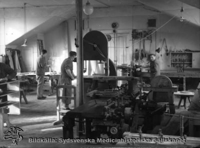 Snickeriverkstad på St Lars
Påskrift: "S:t Lars museum". I övrigt omärkt originalfoto. Visar en snickeriverkstad. Ej monterat
Nyckelord: Kapsel 19;St Lars;Lund;Interiör;Snickeri;Verkstad