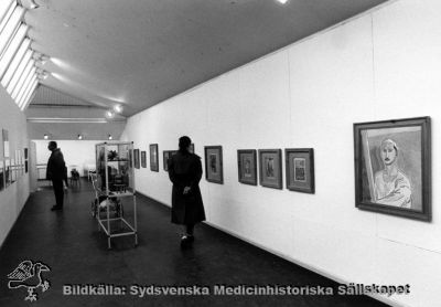Utställning i Lund med bilder av patienter på St Lars
Påskrift: "S:t Lars museum 1989 Informationssekt. Lunds sjukvårdsdistrikt 221 85 Lund". Originalfoto. Ej monterat. Troligen en utställning av bilder av patienter på St Lars på Lunds Konsthall.
Nyckelord: Kapsel 19;St Lars;Lund;Patientarbete