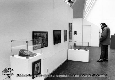Utställning i Lund med alster av patienter på St Lars
Påskrift: "S:t Lars museum 1989 Informationssekt. Lunds sjukvårdsdistrikt 221 85 Lund". Originalfoto. Ej monterat. Troligen en utställning på Lunds Konsthall av alster av patienter på St Lars.
Nyckelord: Kapsel 19;Lund;Lund;Patientarbete;Utställning