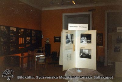 Utställning om psykiatri och psykologi på Medicinhistoriska Museet på St Lars i Lund
S:t Lars museet. I övrigt omärkt originalfoto. Ej monterat. 
Nyckelord: Kapsel 19;St Lars;Museum;Interiör;Utställning;Psykisk;Sjukdom;Psykiatri;Långbad