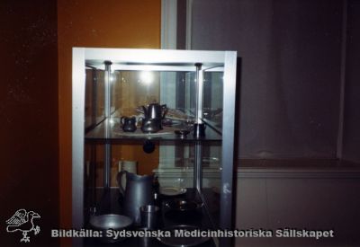 Utställning om psykiatri och psykologi på Medicinhistoriska Museet på St Lars i Lund
S:t Lars museet. I övrigt omärkt originalfoto. Ej monterat. 
Nyckelord: Kapsel 19;Museum;St Lars;Interiör;Utställning;Psykisk;Sjukdom;Servis;Monter