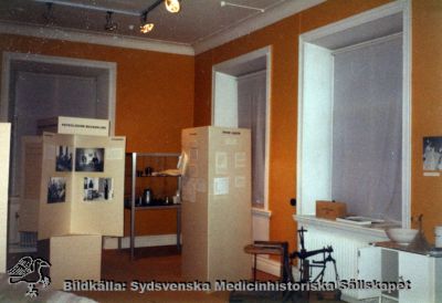 Utställning om psykiatri och psykologi på Medicinhistoriska Museet på St Lars i Lund
Påskrift: "S:t Lars museet", i övrigt omärkt originalfoto. Ej monterat
Nyckelord: Kapsel 19;St Lars;Utställning;Interiör;Museum;Psykisk;Sjukdom