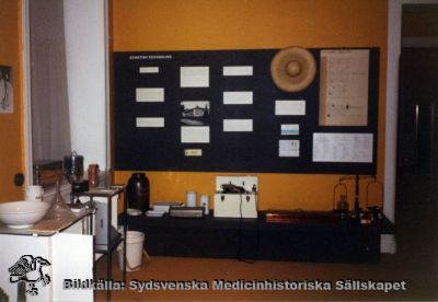 Utställning om psykiatri och psykologi på Medicinhistoriska Museet på St Lars i Lund
S:t Lars museet, kortvägg söder. Läkemedel. Psykofarmaci. Hibernalhatt. Originalfoto. Ej monterat. 
Nyckelord: Kapsel 19;St Lars;Museum;Interiör;Utställning