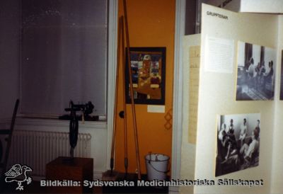 Utställning om psykiatri och psykologi på Medicinhistoriska Museet på St Lars i Lund
S:t Lars museet. Omärkt originalfoto. Ej monterat. 
Nyckelord: Kapsel 19;St Lars;Museum;Interiör;Utställning;Psykiatri;Gruppterapi