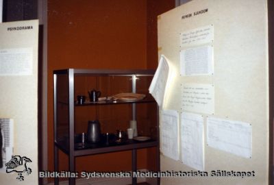 Utställning om psykiatri och psykologi på Medicinhistoriska Museet på St Lars i Lund
S:t Lars museet. Omärkt originalfoto. Ej monterat. 
Nyckelord: Kapsel 19;St Lars;Museum;Interiör;Utställning;Psykiatri;Psykisk;Sjukdom;Psykodrama