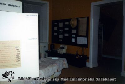 Utställning om psykiatri och psykologi på Medicinhistoriska Museet på St Lars i Lund. Bl.a. ett badkar för långbad.
S:t Lars museet, kortvägg söder. Originalfoto. Ej monterat
Nyckelord: Kapsel 19;St Lars;Medicinhistoriskt;Museum;Interiör;Utställning;Psykiatri;Omvårdnad;Långbad