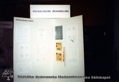 Utställning om psykiatri och psykologi på Medicinhistoriska Museet på St Lars i Lund
S:t Lars museet. Omärkt originalfoto. Ej monterat
Nyckelord: Kapsel 19;St Lars;Medicinhistoriskt;Museum;Interiör;Psykologi;Behandling;Utställning