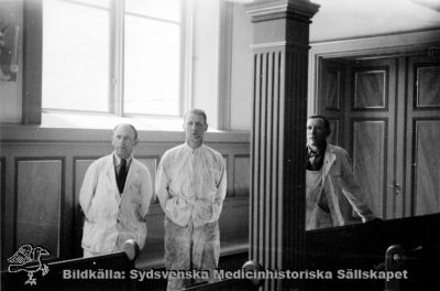 Personal och hantverkare på St Lars i Lund
Påskrift: "Karl Wohlgren, Olof Andersson, Göte Wilborg". Foto från St Lars museum. Den slipsklädde är en skötare, och de båda övriga kan vara målare. Hade de två varit patienter hade deras namn rimligen inte angivits på fotot. Klädstilen antyder mitten på 1900-talet. Originalfoto. Ej monterat
Nyckelord: St Lars;Lund;Skötare;Mentalvårdare;Personal