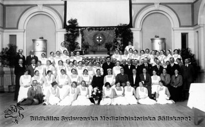 Syster Annas avskedsfest på St Lars i Lund
Påskrift: "Syster Annas avskedsfest juni 1925". Originalfoto med vykortstryck på baksidan, i kapsel med bilder från St Lars i Lund. Ej monterat
Nyckelord: Kapsel 20;St Lars;Lund;Personal;Fest;Kalas