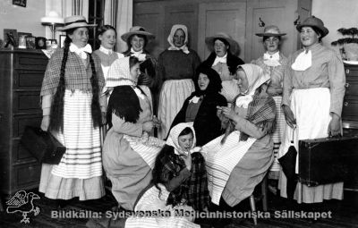 Skoj med utklädda systrar på St Lars sjukhus i Lund
Påskrift: "Skoj med utklädda systrar. Asylen 1924. Längst t.v. Emma Persson". "Aslylen" lades formellt sett ned 1910 och blev västra sjukhuset vid Lunds Hospital, men namnet "Asylen" levde likväl länge kvar.Ostämplat, ofrankerat och oadresserat vykort. Originalfoto. Ej monterat
Nyckelord: Kapsel 20; St Lars; Lund; Personal; Teater; Revy