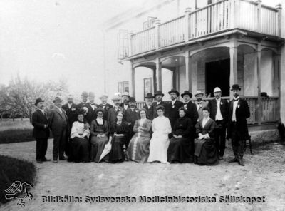 Patienter och / eller personal från St Lars i Lund i början på 1900-talet.
Kapsel 20, bilder från St Lars i Lund. Omärkt bild. Reprofoto. Ej monterat. Kläderna antyder tidigt 1900-tal. Herrarna är alla medaljerade.
Nyckelord: Kapsel 20;St Lars;Lund