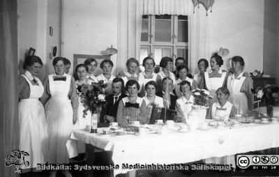 Tvättpersonal vid St Lars mentalsjukhus i Lund
Från kapsel 20, bilder från St Lars i Lund. Påskrift: "Tvättpersonal", i övrigt omärkt bild. Originalfoto. Klädsel och frisyrer som på 1920-1930-talen. Ej monterat
Nyckelord: Kapsel 20;St Lars;Personal;Lund;Tvätt;1920-tal;1930-tal