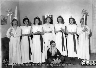 Luciatåg på St Lars i Lund
Från kapsel 20 med bilder från St Lars. Omärkt bild. Originalfoto. Luciatåg. Ej monterat. Flickornas frisyrer talar för andra halvan av 1900-talet, kanske 1950-1960-talet.
Nyckelord: Kapsel 20;St Lars;Lund;Mentalsjukvård;Lucia;Personal;1950-talet;1960-talet