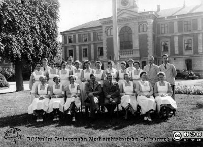 Högre skötarutbildningen på St Lars i Lund 1949
Från kapsel 20 med bilder från St Lars i Lund. Påskrift: "Högre kursen 1949. 4:de från höger Hugo Fröderberg". Foto, omonterat.
Nyckelord: Kapsel 20;St Lars;Lund;Personal;Utbildning;Mentalvårdare