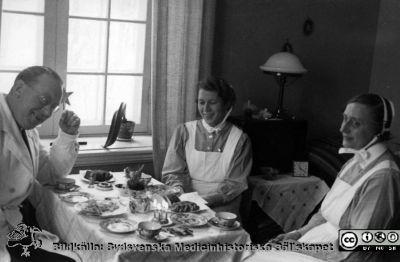 Kaffepaus med läkare och sköterskor på St Lars i Lund.
Kapsel 21 med bilder från St Lars i Lund. Längst till höger förestånderskan 1920-1946 Signe H. (Signe Hommerberg?) Originalfoto. Ej monterat
Nyckelord: Kapsel 21;St Lars;Lund;Personal;Kaffepaus