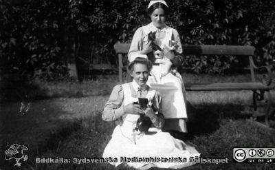 Mentalskötare sommaren 1914
Kapsel 21 med ilder från St Lars i Lund. Påskrift: "I gräset: Sigrid Persson, på bänken: Cornelia, sedermera gift med skötare Håkansson. Sommaren 1914". Originalfoto. Ej monterat
Nyckelord: Kapsel 21;St Lars;Lund;Personal