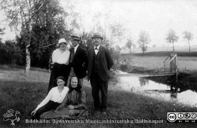 Ekonomist Hansson på St Lars med föräldrar, Syster Alma och fästmö
Kapsel 21 med bilder från St Lars i Lund. Påskrift: "Ekonomist Hansson med föräldrar, Syster Alma och fästmö". Vykort, oanvänt. Rimligen första halvan av 1900-talet. Originalfoto. Ej monterat
Nyckelord: Kapsel 21;St Lars;Lund;Personal