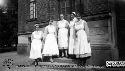 Mentalvårdare på St Lars i mitten på 1900-talet
Kapsel 21 med bilder från St Lars. Omärkt. Originalfoto. Ej monterat. Frisyrer och kläder talar för 1900-talets mitt.
Nyckelord: Kapsel 21;St Lars;Lund;Mentalvårdare;Sköterskor