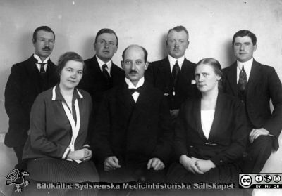 Fackföreningsstyrelse (avd. 4) på St Lars i Lund år 1927
Kapsel 21 med bilder från St Lars i Lund.  Avd. 4:s styrelse 1927: Johan Lindvall, Oscar Olsson, Anton Jönsson, Gustav Nilsson, Lisa Fridström, Bror Wikforss, Elsa Lundgren. Originalfoto. Ej monterat
Nyckelord: Kapsel 21;St Lars;Lund;Personal;Fackförening