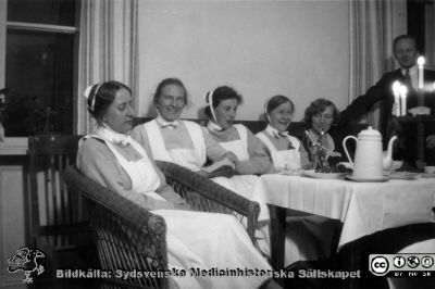 Kaffepaus,  St Lars i Lund
Kapsel 21 med bilder från St Lars i Lund. Påskrift: "Skänkt av Signe H. förest. 1920-46. Originalfoto. Ej monterat. - Signe Hommerberg var föreståndare på St Lars, och bilden är rimligen av hennes arbetskamrater och / eller henne själv. Foto före 1946.
Nyckelord: Kapsel 21;St Lars;Lund;Mentalvårdare;Mentalsköterskor