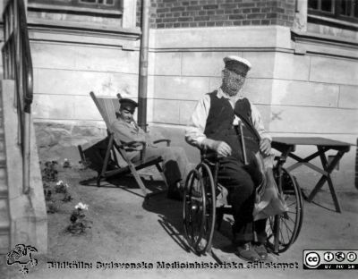 Patient och skötare på St Lars
Kapsel 21 med bilder från St Lars i Lund. Påskrift: "x Patient (Lomma), xx Sila Kalinstenko (f. 1911, d. 1989), Stehag. Avd. C II". Den senare är vårdaren i bakgrunden. Originalfoto troligast under första halvan av 1900-talet. Ej monterat
Nyckelord: Kapsel 21;St Lars;Lund;Personal;Mentalvårdare;Patient