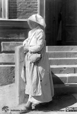 Högreståndspatient på St Lars i Lund i början på 1900-talet
Kapsel 21 med bilder från St Lars i Lund. Påskrifter: "Patient, Stockholm. Tillhör S:t Lars sjukhusmuseum, Lund". Originalfoto. Monterat med stil från 1900-talets första halva.
Nyckelord: Kapsel 21;St Lars;Lund;Patient