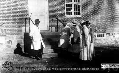 Två sköterskor och tre läkare på St Lars, varav en kvinnlig
Kapsel 21 med bilder från St Lars i Lund. Omärkt och omonterat originalfoto. Två sköterskor och tre läkare, varav en kvinnlig. Kläderna talar för att fotot är från mitten av 1900-talet, kanske 1930-talet?
Nyckelord: Kapsel 21;St Lars;Lund;Personal;Mentalsköterskor