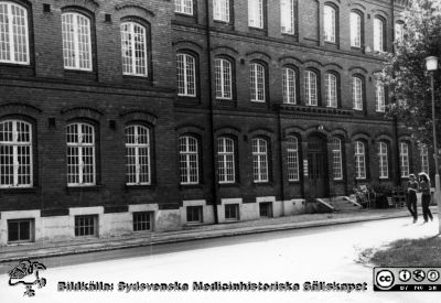 St Lars i Lund. Västra sjukhuset
Kapsel 22 med bilder från St Lars i Lund. Påskrift: "Avd västra sjukhuset". Kvinnornas kläder antyder foto under andra halvan av 1900-talet. Originalfoto. Ej monterat
Nyckelord: Kapsel 22;St Lars;Lund;Exteriör