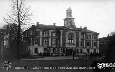 Östra förvaltningsbyggnaden
Kapsel 22 med bilder från St Lars i Lund. Påskrift: "Östra förvaltningsbyggnaden". Vykort aldrig postbefordrat. Originalfoto. Ej monterat
Nyckelord: Kapsel 22;Kapsel 22;St Lars;Lund;Exteriör;Administration