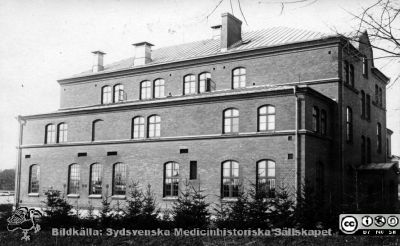 Tvätteriet på St Lars i Lund
Kapsel 22 med bilder från St Lars i Lund. Påskrift: "Tvätten". Vykortstryck på baksidan, aldrig postat. Den typen av kort är ofta från 1920-talet. Huset stod färdigt 1911. Originalfoto. Ej monterat.
Nyckelord: Kapsel 22;St Lars;Lund;Exteriör;Tvätteri