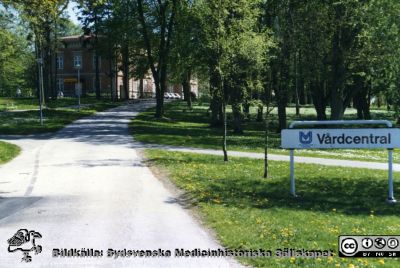 St Lars i Lund. Vägvisare till vårdcentralen i parken
Kapsel 22 med bilder från St Lars i Lund. Vägvisare till vårdcentralen i parken. Foto i slutet på 1900-talet
Nyckelord: Kapsel 22;St Lars;Lund;Park