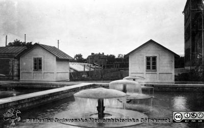 Vatten- och reningsverket på St Lars
Kapsel 22 med bilder från St Lars i Lund. Påskrift: "Vatten/reningsverket". Vykort, aldrig postat. Originalfoto. Ej monterat
Nyckelord: Kapsel 22;St Lars;Lund;Exteriör