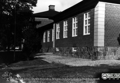 "Nerven" på St Lars
Kapsel 22 med bilder från St Lars i Lund. Påskrift: "Avd 5 ("Nerven") Östra sjukhuset". Originalfoto. Ej monterat
Nyckelord: Kapsel 22;St Lars;Lund;Exteriör