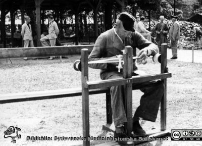 Patient med sin bandväv på St Lars, 1940-tal
Kapsel 22 med bilder från St Lars i Lund. Påskrift: "Patient med sin bandväv, 1940-tal. Tillhör S:t Lars sjukhusmuseum, Lund	". Originalfoto. Ej monterat
Nyckelord: Kapsel 22;St Lars;Lund;Patienter;Terapi