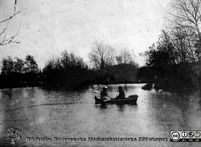 Stora dammen på St Lars i Lund, senare igenlagd
Kapsel 22 med bilder från St Lars. Omärkt. Originalfoto, blekt, dåligt fixerat. Troligen från 1900-talets första halva. Monterat på tjock pappskiva.
Nyckelord: Kapsel 22;St Lars;Lund;Exteriör;Park;Höje 