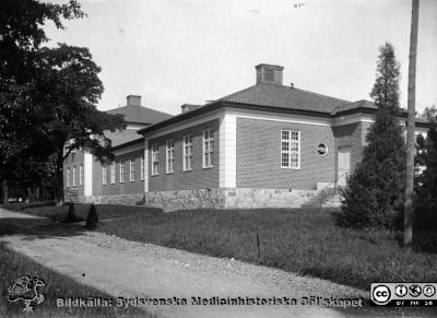 St Lars i Lund. Paviljong 5, mansavdelning. Hospitalet - östra sjukhuset. "Nerven".
Kapsel 22 med bilder från St Lars i Lund. Paviljong 5, - mansavdelning. Hospitalet - östra sjukhuset. "Nerven". Originalfoto. Monterat med teknik som vanligt under första halvan av 1900-talet.
Nyckelord: Kapsel 22;St Lars;Lund;Exteriör