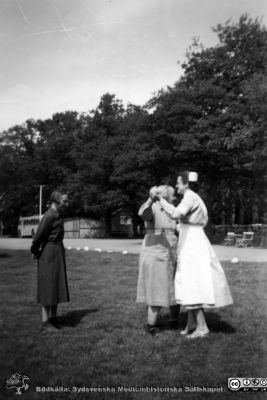 St Lars i Lund. Dans i parken
Kapsel 22 med bilder från St Lars i Lund. Omärkt bild. Originalfoto. Ej monterat. Kanske midsommardans i parken? Foto i mitten på 1900-talet.
Nyckelord: Kapsel 22;St Lars;Lund;Exteriört;Patienter;Personal;Skötare;Sjuksköterska