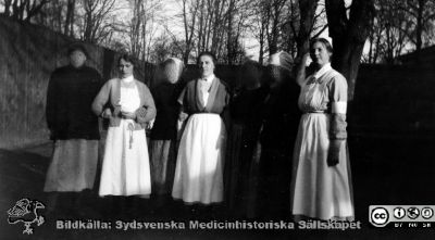  St Lars i Lund. Promenadgården Kvinnliga avdelning C, Östra sjukhuset. 1925
Kapsel 22 med bilder från St Lars i Lund. Promenadgården Kvinnliga C. Östra sjukhuset. 1925. Ida Olsson Allerum. Originalfoto. Ej monterat
Nyckelord: Kapsel 22;St Lars;Lund;Personal;Patienter