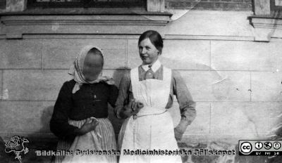 Sköterska och patient på St Lars i Lund år 1922
Kapsel 22 med bilder från St Lars i Lund. Påskrift: "Patientnamn, sköterskenamn 1922". Originalfoto. Ej monterat
Nyckelord: Kapsel 22;St Lars;Patienter;Personal;Sjuksköterska