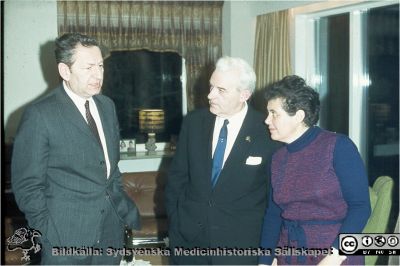 Onkologer i det einhornska hemmet i Stockholm 1971
Jerzy Einhorn, Martin Lindgren och Nina Einhorn på en bjudning i Einhorns hem i Stockholm vid tiden för Medicinska Riksstämman i nov-dec 1971. Foto Torsten Landberg.
Nyckelord: Riksstämma;Onkologi;Professor