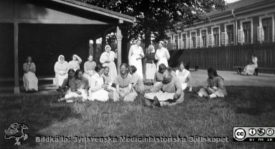 Promenadgården Kvinnliga C. Östra sjukhuset, 1925. Personal, patienter
Kapsel 22 med bilder från St Lars i Lund. Påskrift: "Promenadgården Kvinnliga C. Östra sjukhuset, 1925. Personal, patienter". Originalfoto. Ej monterat
Nyckelord: Kapsel 22;St Lars;Personal;Patienter;Gård,Promenadgård