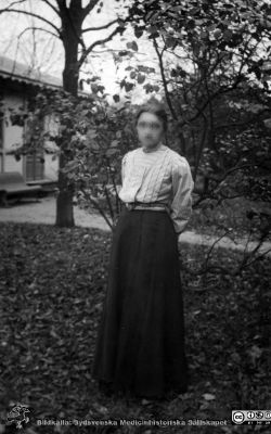 Patient på St Lars i Lund nära sekelskiftet 1900
Kapsel 22 med bilder från St Lars i Lund. Vykort med adressat: "Herr Doctor Arnold Hospitalet, Lund". Vykort, aldrig postbefordrat. Kläder som nära sekelskiftet 1900. Originalfoto. Ej monterat
Nyckelord: Kapsel 22;Patienter;Lund