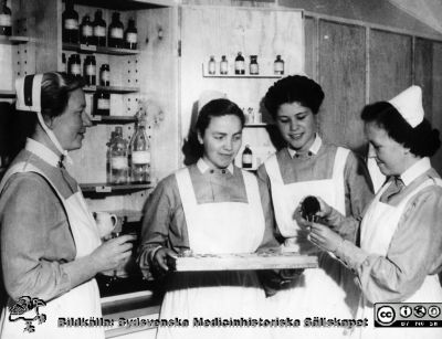 Dispensering av medicin på St Lars i Lund
Kapsel 22 med bilder från St Lars i Lund. Omärkt. Originalfoto. Omonterat. - Medicindispensering. Foto från mitten på 1900-talet.
Nyckelord: Kapsel 22;St Lars;Lund;Personal;Sjuksköterska;Mediciner