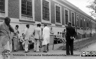 St Lars i Lund. Rond på avd CII.
Kapsel 22 med bilder från St Lars i Lund. Rond på avd. C II år 1945. Uppsyningsman Wiittmer (i mörk kostym). Tillhör S:t Lars sjukhusmuseum, Lund. Originalfoto. Ej monterat
Nyckelord: Kapsel 22;St Lars;Lund;Personal;Rond