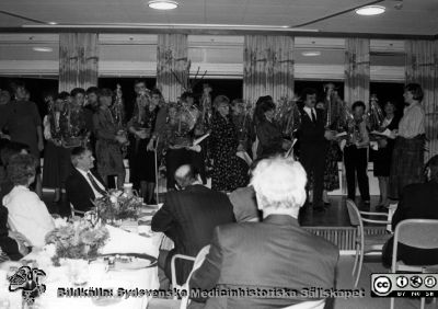 Direktionen, Orup-Eslöv-Hörby
Kapsel 23 med bilder från Orup. Kuvert med påskrift "Direktionen" Omärkt bild rimligen visande avtackning av pensionerad eller på annat vis slutande personal. Originalfoto. Monterat.
Nyckelord: Kapsel 23;Orup;Direktion;Personal;Avtackning