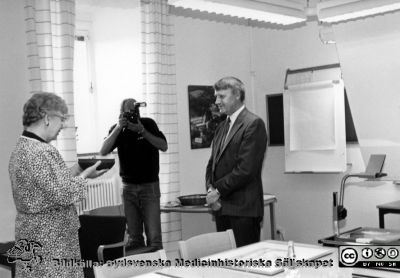 Sjukhusdirektör Bernt Petersson avtackas av direktionens ordförande Mary Nilsson
Kapsel 23 med bilder från Eslöv-Orups-Hörbys sjukvårdsdistrikt. Påskrift på kuvertet det låg i: "Direktionen 1986-1988. Ordf. Mary Nilsson. Direktionen hela. Mary Nilsson. besök av prinsessan Christina aug-85. Studieresa till Bohuslän Nov.88. Avslut 1987 Kärråkra. 2784-2789 Dir. avtackning av Bernt Peterson". Ingen påskrift på bilden. Bernt Petersson avtackas av Mary Nilsson. Originalfoto. Omonterat.
Nyckelord: Kapsel 23;Direktion;Ordförande;Sjukhusdirektör;Avtackning;Orup;Eslöv;Hörby