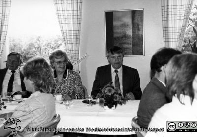 Sjukhusdirektör Bernt Petersson avtackas
Kapsel 23 med bilder från Eslöv-Orups-Hörbys sjukvårdsdistrikt. Påskrift på kuvertet det låg i: "Direktionen 1986-1988. Ordf. Mary Nilsson. Direktionen hela. Mary Nilsson. besök av prinsessan Christina aug-85. Studieresa till Bohuslän Nov.88. Avslut 1987 Kärråkra. 2784-2789 Dir. avtackning av Bernt Peterson". Ingen påskrift på bilden. Bernt Petersson i bildens mitt. Mary Nilsson på hans högra sida. Originalfoto. Omonterat.
Nyckelord: Kapsel 23;Direktion;Ordförande;Fest;Sjukhusdirektör;Avtackning;Orup;Eslöv;Hörby